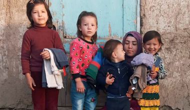 Hilfslieferung von Kinderkleidung